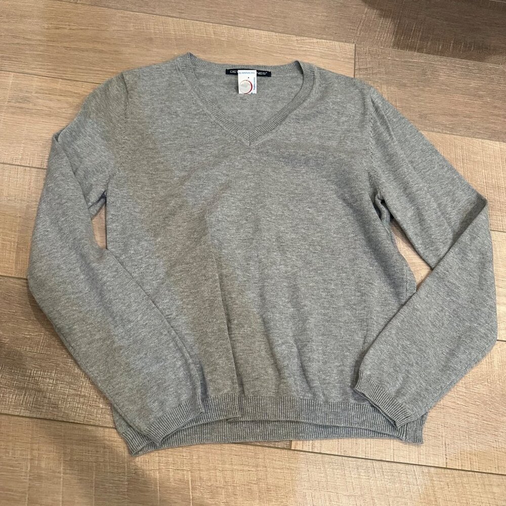 DEVON AND JONES WOMENS V NECK GRAY SWEATER NWOT MEDIUM